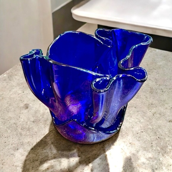 Hand-Blown Ultramarine Lotus Handkerchief Glass Vase - Picture 5 of 16